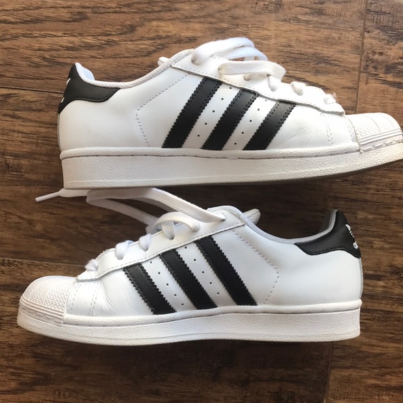 le adidas superstar scarpe taglia 5 12 poshmark le adidas superstar scarpe taglia 5 12 poshmark
